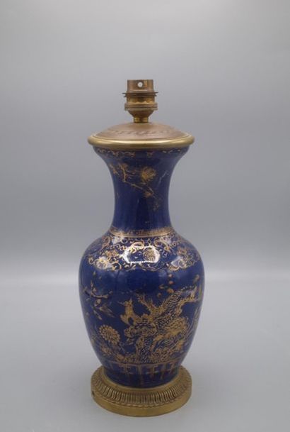 null Vase en porcelaine de Chine à fond bleue à décor doré de fleurs dans le gout...