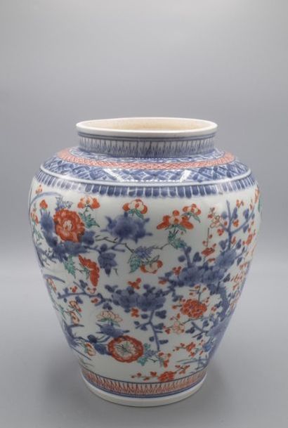 null Vase en porcelaine de Chine polychrome à décor de fleurs bleues et rouges.

Hauteur...
