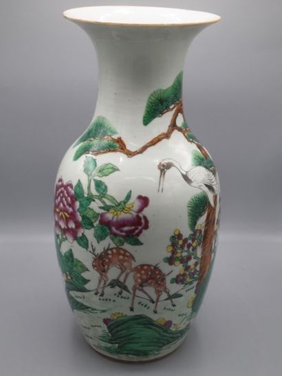 null Vase en porcelaine de Chine polychrome à décor de faons, grues, et nénuphars.

Hauteur...