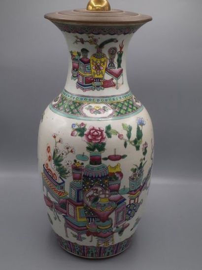 null Vase en porcelaine de Chine polychrome à décor de vases, objets de lettrés,...