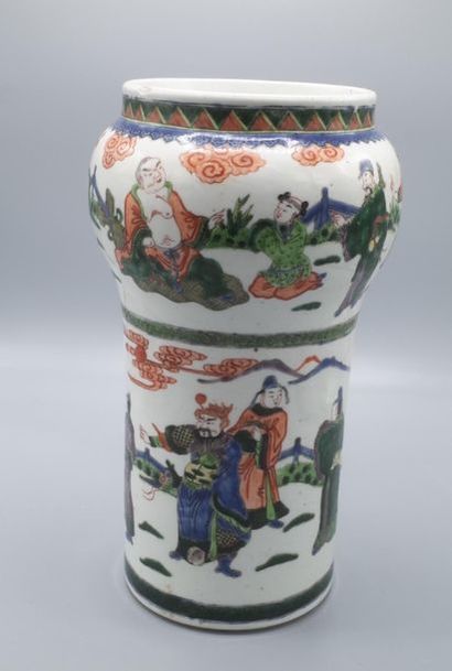 null Vase en porcelaine de Chine polychrome à panse supérieure bombée, à décor aux...