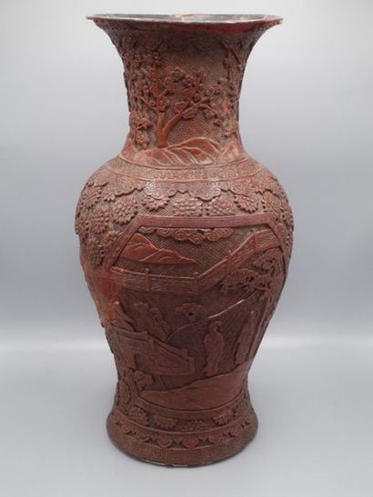 null Vase en laque de Chine rouge à décor en relief de scènes de cour, végétaux (accidents...