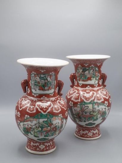 null Deux vases en porcelaine de Chine polychrome à fond rouge à décor de scènes...