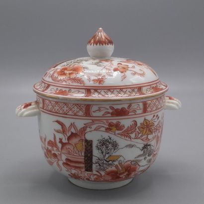 null Petit pot couvert en porcelaine de Chine à décor rouge et or de paysages et...