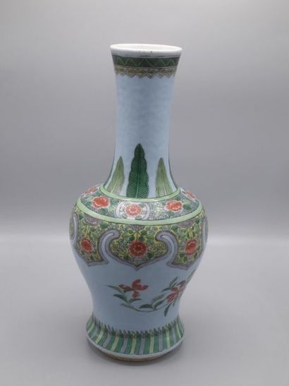 null Vase en porcelaine de Chine polychrome à fond bleu à décor floral dans le goût...