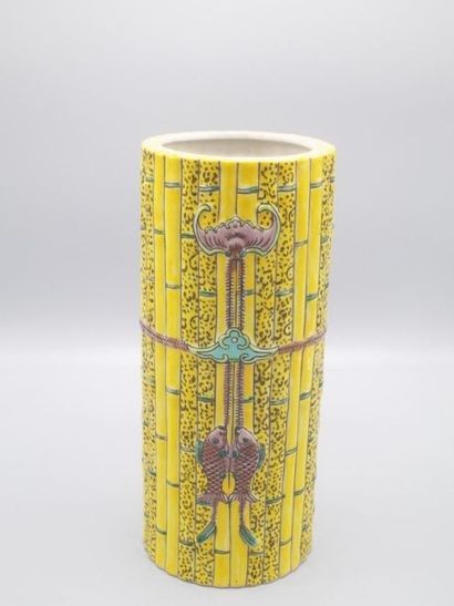 null Vase rouleau en porcelaine de Chine polychrome à fond jaune simulant des bambous...