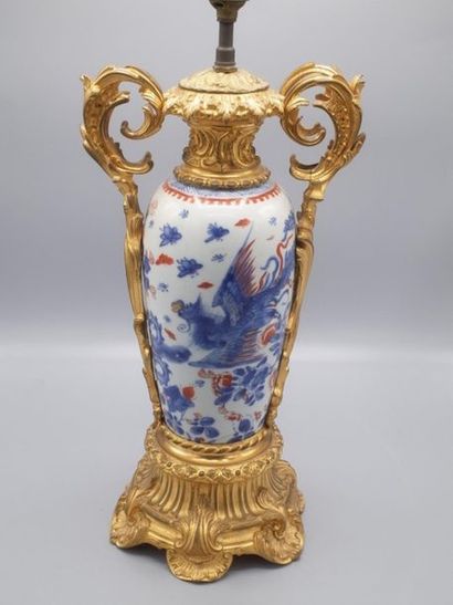 null Vase en porcelaine de Chine rouge et bleue à décor floral et de poissons, riche...