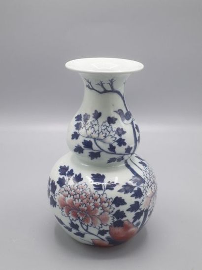 null Vase double gourde en porcelaine de Chine blanc bleu et rouge à décor végétal...