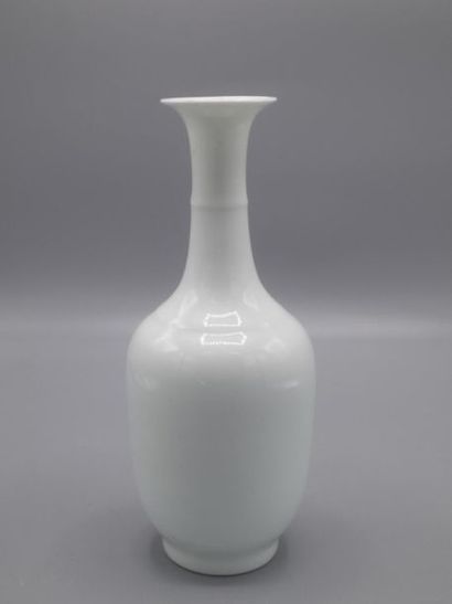 null Vase en porcelaine de Chine blanche à long col évasé (restauration au col).

Hauteur...