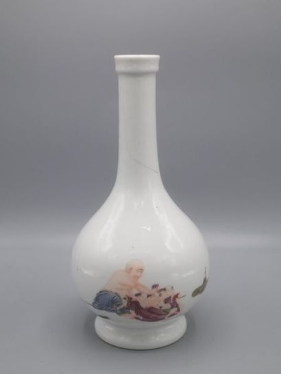 null Vase bouteille en porcelaine de Chine Blanche à décor d'un philosophe jouant...