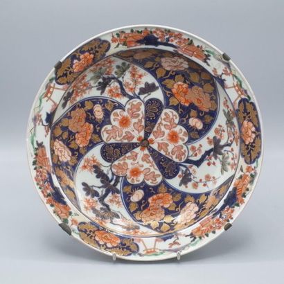 null JAPON - XVIIIe siècle

Plat rond en porcelaine émaillée polychrome à décor dit...