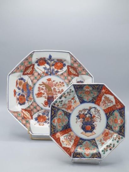 null Deux assiettes octogonales en porcelaine de Chine à décor de vétégaux, vases...