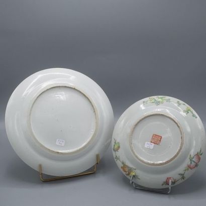 null Deux assiettes en porcelaine de Chine polychrome à décor de dragons pour l'une...