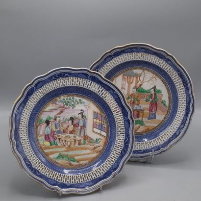 null Paire d'assiettes en porcelaine de Chine polychrome, décor ajouré sur le marli...
