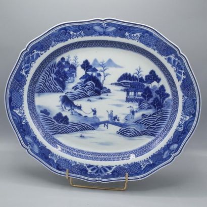 null Plat ovale à bords chantournés en porcelaine de Chine blanc bleu à décor d'une...