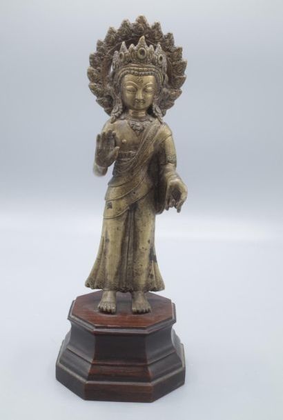 null Bouddha debout en bronze, couronne de serpents.

Tibet XIXe siècle

Hauteur...