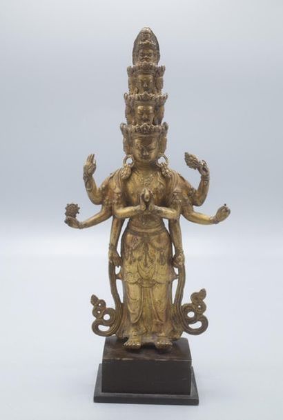 null Chine, XIXe siècle. Statuette en bronze doré, représentant Avalokitesvara, huit...