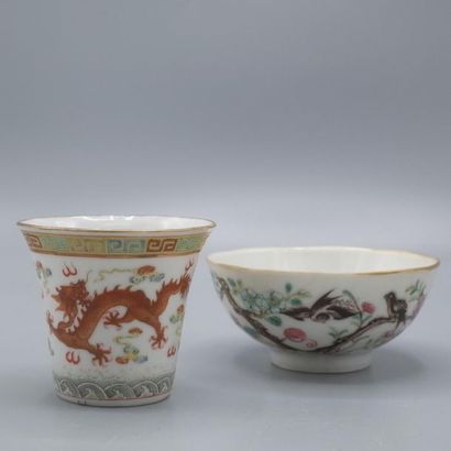 null Deux tasses en porcelaine de Chine blanche à décor polychrome d'oiseaux sur...