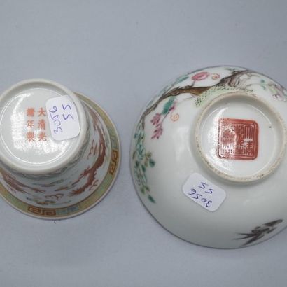 null Deux tasses en porcelaine de Chine blanche à décor polychrome d'oiseaux sur...