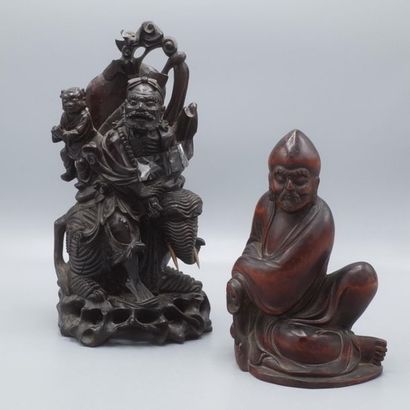 null Deux sculptures en bois, l'une représentant un moine assis, l'autre un guerrier...