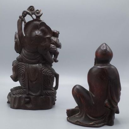 null Deux sculptures en bois, l'une représentant un moine assis, l'autre un guerrier...