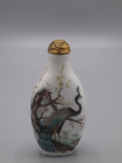 null Tabatière en porcelaine de Chine polychrome à décor d'un paon dans un fond paysagé,...