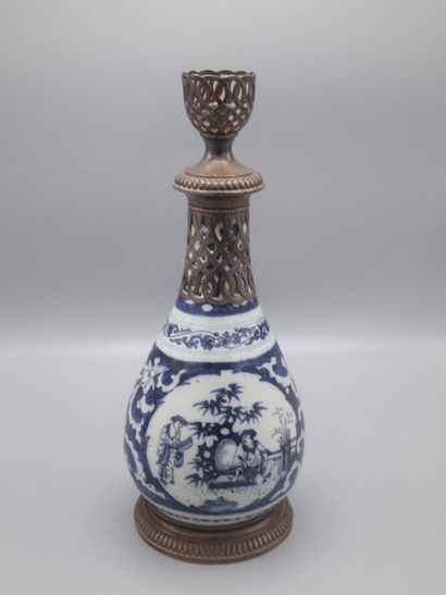 null Vase en porcelaine de Chine blanc bleu à décor de personnages de cour dans des...
