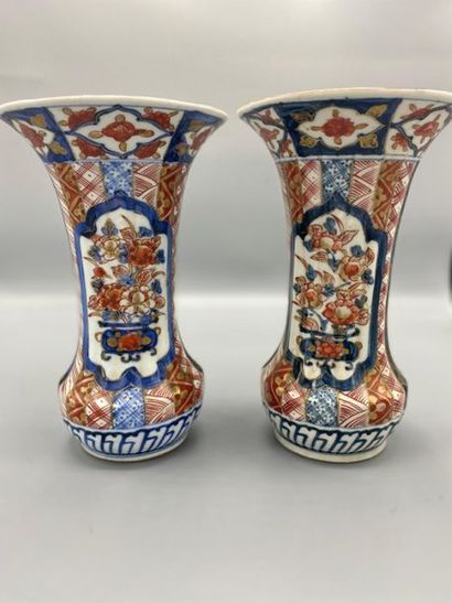 null Paire de vases cornets en porcelaine Imari à décor de bouquets fleuris dans...