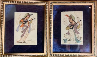 null Deux miniatures persanes sur ivoire représentant des personnages jouant du sitar,...