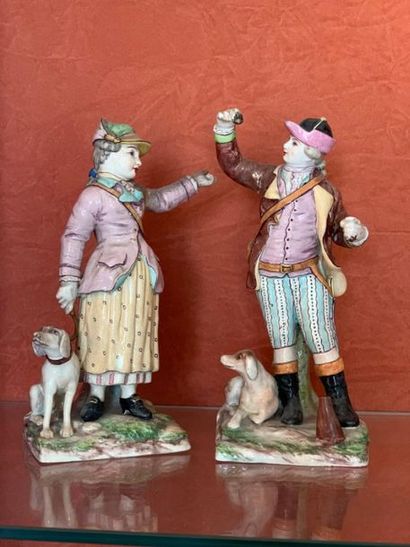 null Deux statuettes en faïence fine à décor polychrome représentant un couple de...