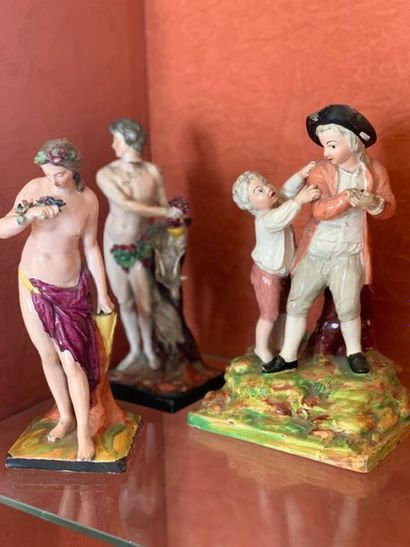 null Lot de trois statuettes en faïence fine à décor polychrome (restaurations et...
