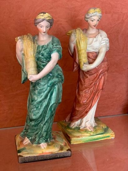 null Deux statuettes en faïence fine à décor polychrome représentant l'été (restaurations...