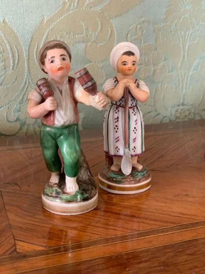 null Deux statuettes en porcelaine polychrome représentant des enfants 

XIXe siècle

Hauteurs...
