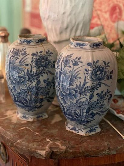 null Paire de vases pansus en faïence de Delft à décor blanc bleu de bouquet fleuri,...