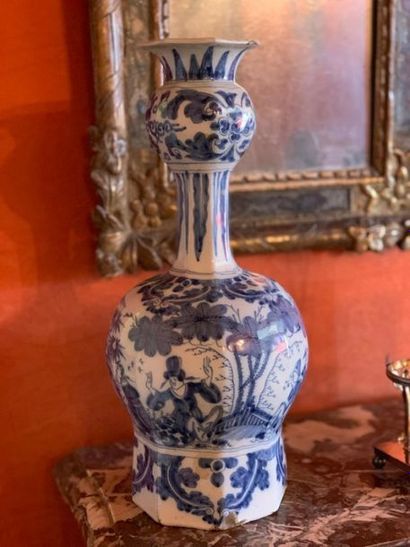 null Vase gourde en faïence blanche à couverte bleue représentant des personnages...