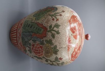 null Potiche couverte ovoïde en porcelaine de Chine polychrome craquelée à décor...