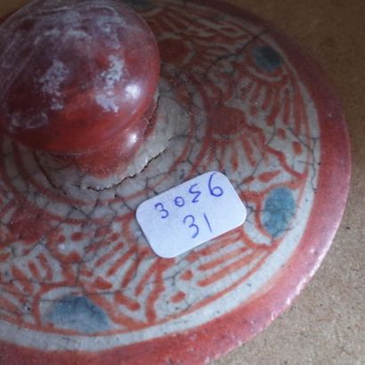 null Potiche couverte ovoïde en porcelaine de Chine polychrome craquelée à décor...