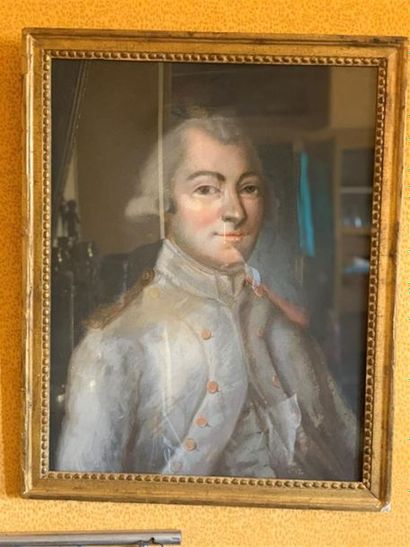 null Ecole FRANCAISE du XVIIIe siècle

Portrait d'un gentilhomme en uniforme gris

Pastel...