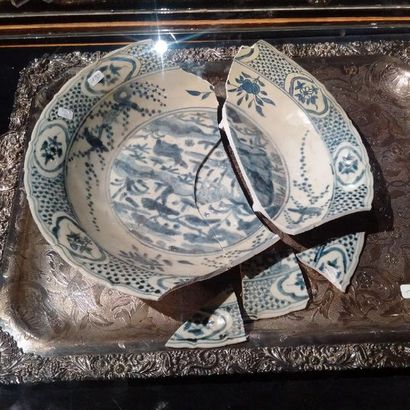 null Grand plat en porcelaine de Chine blanc bleu à décor végétal (accident éclaté...