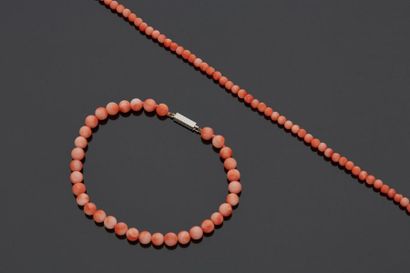 null Collier et bracelet de perles de corail., fermoirs en or gris 18K (750 millièmes).

Longueur...