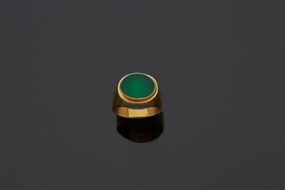 null 14 K (585 thousandths) yellow gold signet ring set with an oval green stone.

Gross...
