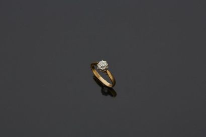 null Bague solitaire en or jaune et or gris 18 k (750 millièmes) sertie d'un diamant...