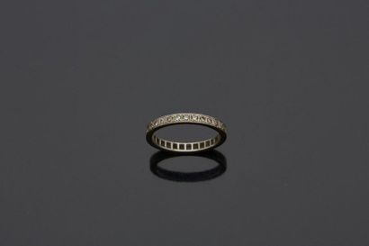 null American wedding band in 18 k (750 thousandths) white gold set with small diamonds.

Gross...