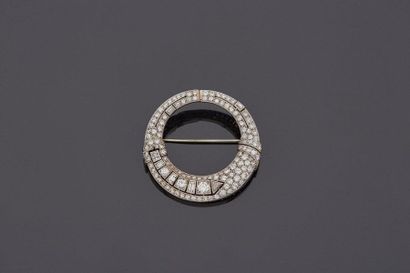 null Broche ronde en or gris 18 k (750 millièmes) sertie de diamants de taille ancienne...