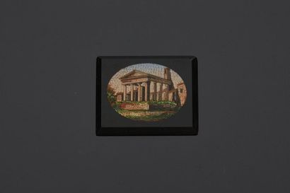 null Médaillon rectangulaire en onyx à décor en micro-mosaique d'une vue d'un temple...