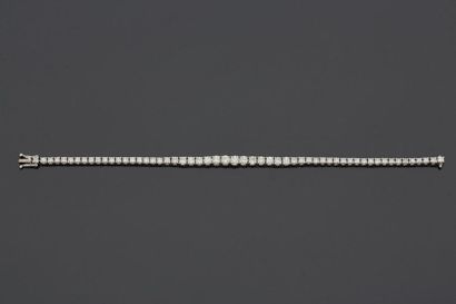 null Bracelet diamants en or gris 18 k (750 millièmes) serti d'une ligne de diamants...