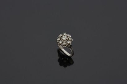 null Daisy ring in 18 k (750 thousandths) white gold set with diamonds, one of which...