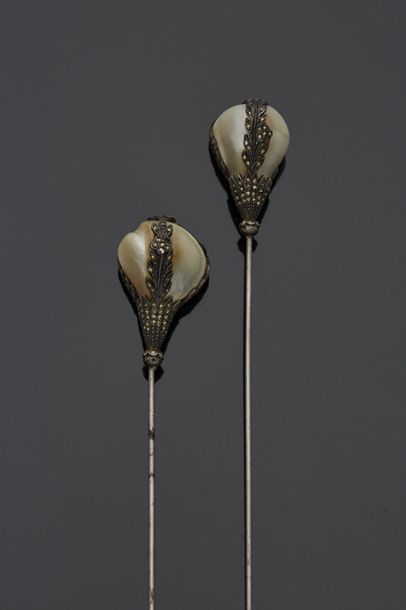 null Deux épingles à chapeau en métal faceté et perles baroques.

Fin du XIXe siècle

Longueur...