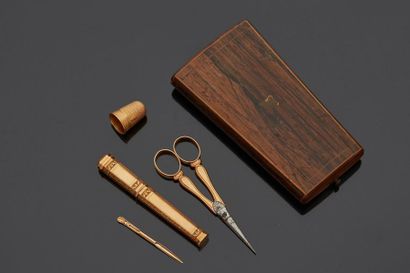 null Sewing kit in 18 k (750 thousandths) yellow gold in its wooden trapezoidal case,...