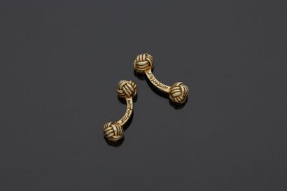 null Pair of gilt vermeil cufflinks decorated with trimmings, French work.

Weight...